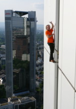 Der weltbekannte französische Freeclimber Alain Robert ("Spiderman") klettert am Mittwoch (18.06