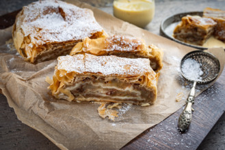 Un apfelstrudel est une spécialité traditionnelle de pâtisserie de la cuisine autrichienne,