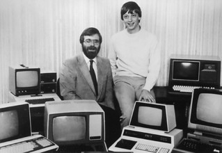 Les deux fondateurs de Microsoft, Bill Gates (à droite) et Paul Allen (à gauche), photographiés en