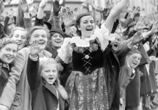 Das Motiv aus der nationalsozialistischen Propaganda zeigt jubelnde Sudetendeutsche in Karlsbad bei