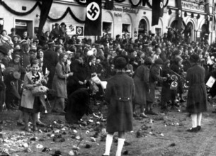 Das Motiv aus der nationalsozialistischen Propaganda zeigt Adolf Hitler nach dem Münchner Abkommen