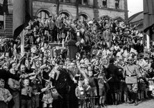 Feierlicher Empfang der Bevölkerung für Adolf Hitler und Benito Mussolini bei ihrer Ankunft am