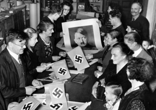 Das Motiv aus der nationalsozialistischen Propaganda zeigt den Verkauf von Hakenkreuzfahnen und