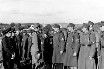 Das Motiv aus der nationalsozialistischen Propaganda zeigt Offiziere der Deutschen Wehrmacht mit