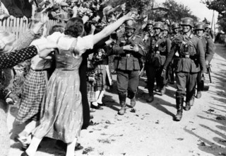 Das Motiv aus der nationalsozialistischen Propaganda zeigt die Begrüßung der einmarschierenden