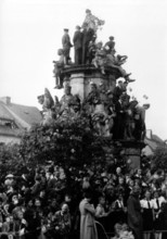 Das Motiv aus der nationalsozialistischen Propaganda zeigt Einheimische der Stadt Kratzau (heute