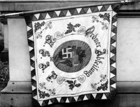 Das Motiv aus der nationalsozialistischen Propaganda zeigt die Parteifahne der