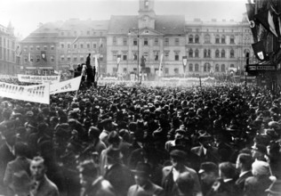 Das Motiv aus der nationalsozialistischen Propaganda zeigt die Maikundgebung am 01.05.1938 in
