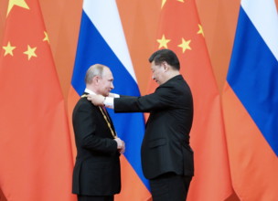 (180608) -- BEIJING, June 8, 2018 () -- Chinese President Xi Jinping awards his Russian counterpart