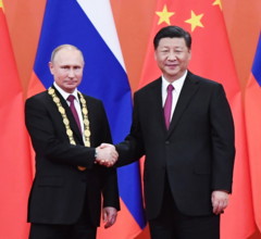 (180608) -- BEIJING, June 8, 2018 () -- Chinese President Xi Jinping awards his Russian counterpart