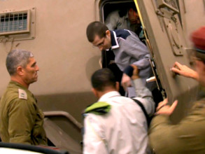 Der Videograb eines Film der israelischen Armee zeigt Gilad Schalit am Dienstag (18.102011) nach