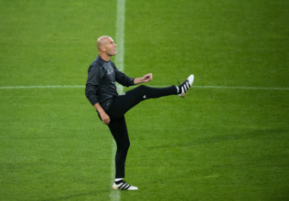 Real Madrid's coach Zinedine Zidane in action during his team's final training in Dortmund, Germany, 26 September 2016
