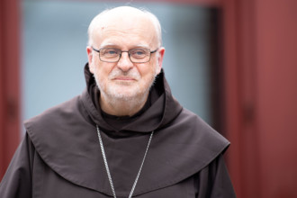 Der Apostolische Visitator Anders Arborelius steht vor dem Maternushaus. Er ist einer von zwei