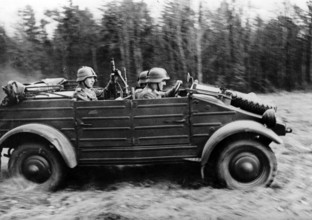 Das Motiv aus der nationalsozialistischen Propaganda zeigt Angehörige der deutschen Wehrmacht in