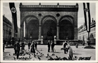 München, Feldherrnhalle, Passanten, Taubenfütterung