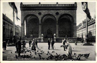München Bayern, Taubenfütterung vor der Feldherrnhalle
