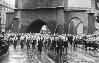 Beim Erinnerungsmarsch 1938 an den Putsch vom 9. November 1923 marschiert Adolf Hitler mit den