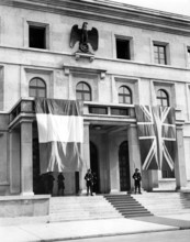 Die französische und die britische Fahne schmücken das Portal des "Führerhauses" am Königsplatz, in