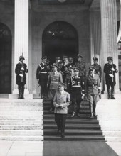 Adolf Hitler verläßt den sog. "Führerbau" in München nach der ersten Besprechung während der