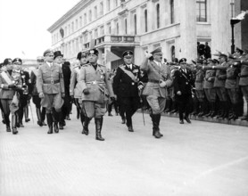 Benito Mussolini und Adolf Hitler auf dem Königsplatz in München am 25. September 1937(im