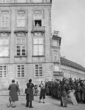 Aufnahmedatum: 16.03.1939 Nach der 'Zerschlagung der Resttschechei': Adolf Hitler am Fenster des