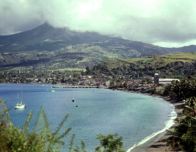 Vue sur l'ancienne capitale Saint Pierre (Martinique) avec le volcan de la Montagne Pelée en