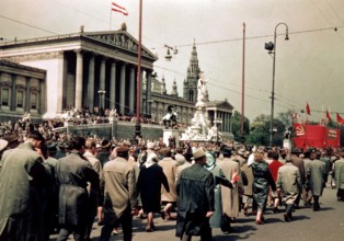 Anhänger der Kommunistischen Partei während der Demonstration zum Tag der Arbeit am 1. Mai 1969 in