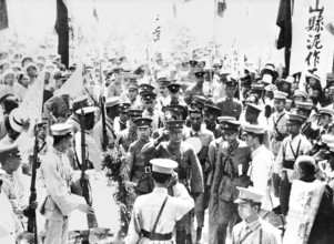 Der chinesische General Chiang Kai-shek (eigtl. Chiang Chung-cheng) bei einer Parade nach dem