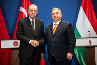 Viktor Orban (r), Premierminister von Ungarn, und Recep Tayyip Erdogan, Präsident der Türkei, geben
