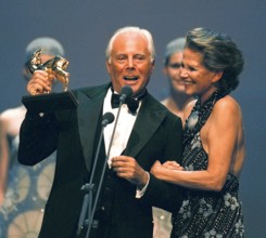 Claudia Cardinale freut sich mit Modeschöpfer Giorgio Armani über seinen Bambi, den sie ihm als