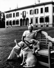 *11.07.1934- Modeschöpfer, Designer, Italien Porträt mit Hunden vor seinem Palazzo in der Nähe von