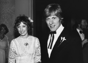 Lola und Robert Redford (Mitte der 1970er Jahre) / Personen, Ehepaar, married, verheiratet, Frau