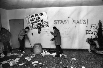 Prise d'assaut du siège de la Stasi, 1990