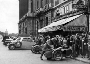 Vor der Bar Maxim's in der Rue Royale