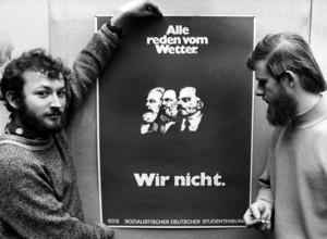 Ulrich Bernhardt déroulant son affiche du SDS (Sozialistischer Deutscher Studentenbund), en 1968