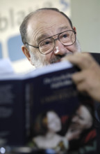 Umberto ECO, Italien, Autor, mit seinem Buch die Geschichte der Haesslichkeit, Portraet, Portrait,