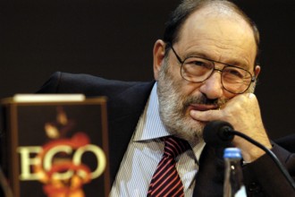 Prof. Umberto Eco stellt bei der Münchner Bücherschau seinen neuen Roman 'Die geheimnisvolle Flamme