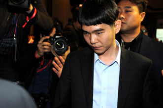 (160309) -- SEOUL, March 9, 2016 () -- South Korean professional Go player Lee Sedol leaves after