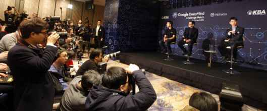 (160309) -- SEOUL, March 9, 2016 () -- South Korean professional Go player Lee Sedol (1st R) and