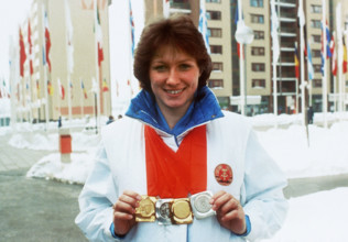 DDR-Eisschnelläuferin Karin Enke präsentiert während der Olympischen Winterspiele von Sarajevo 1984