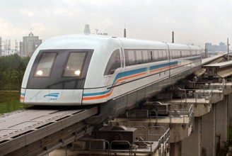 Le train à sustentation magnétique (Maglev) de Shanghai ou le train Transrapid de l'aéroport de Shangai