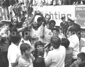 Pele with the Jules Rimet Cup. [XPAEXPORTID003008]