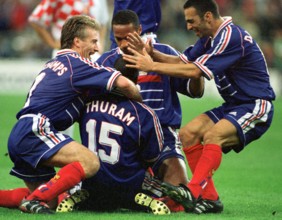 French team captain Didier Deschamps (L), forward Thierry Henry (C, back) and midfielder Youri