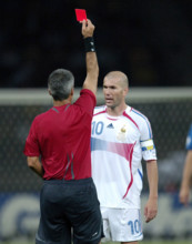 Zinedine ZIDANE wird am 23. Juni 2022 50 Jahre alt, Schiedsrichter Horacio ELIZONDO li. (ARG) zeigt