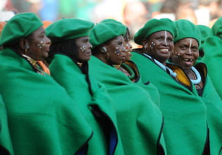 Suedafrikanische Tanezerinnen bei der Eroeffnungsfeier. Eroeffnungsspiel: Spiel 01: Suedafrika -