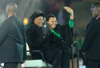 Former South African President Nelson Mandela and his wife Graca Machel during the closing ceremony