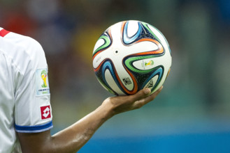 allgemein, Feature, Randmotiv, ein Spieler aus Costa Rica haelt den Spielball "Brazuca" in der