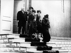 Reza Shah le Grand, Tadj el Molouk et leurs filles sortent pour la première fois sans porter le voile