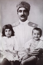 Reza Shah le Grand, prince Mohammed Reza et sa soeur jumelle, la princesse Ashraf