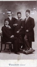 Farah Diba : son grand-père paternel Mehdi Choaeddowleh, vers 1870 (assis à gauche)